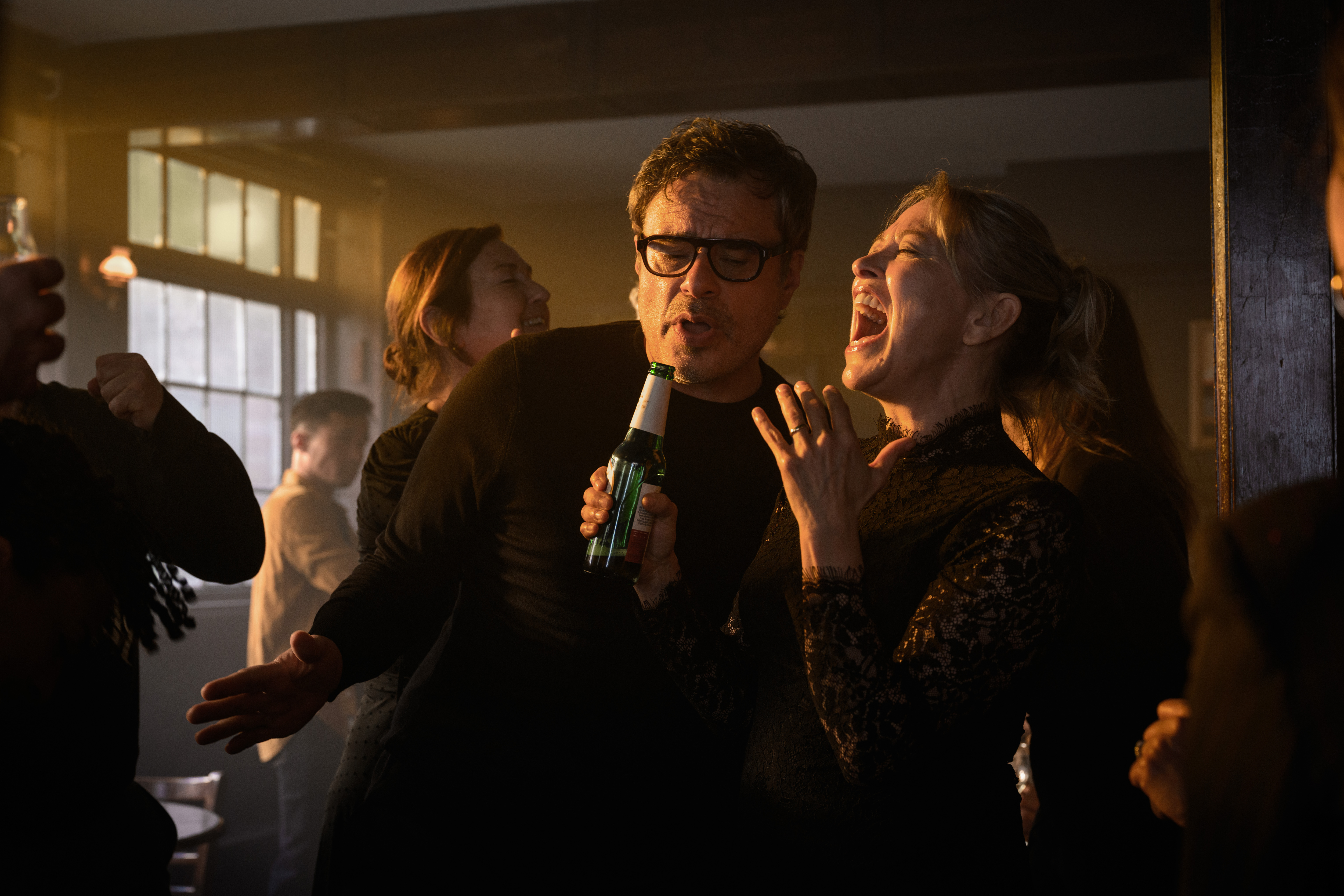 Hulu'nun Yeni Komedi Dizisi 'Alice and Steve' İçin Çıkış Tarihi Belli Oldu! 1 Alice and Steve 1 1 1