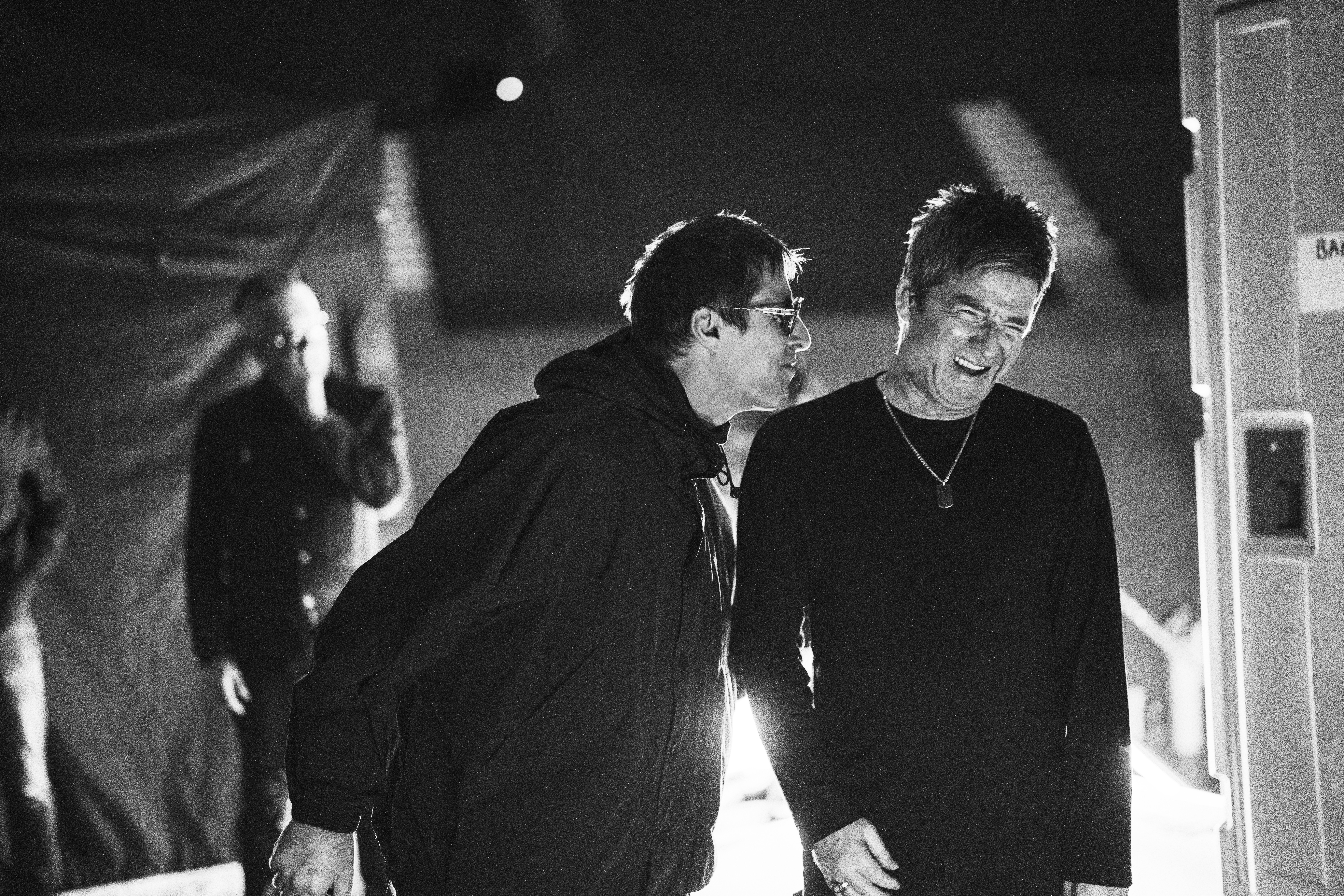 Oasis Belgeseli Disney+'ta: Steven Knight İmzalı Yapımda Gallagher Kardeşler Yeniden Bir Arada 1 Simon Emmett Oasis Tokyo Doc 1